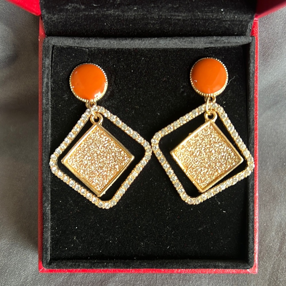 3/$20🎀 Sparkly orange gold tone fashion earrings